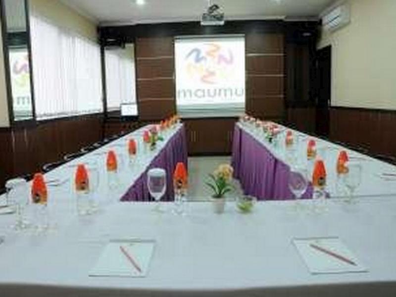 Maumu Hotel & Lounge Сурабая Екстериор снимка