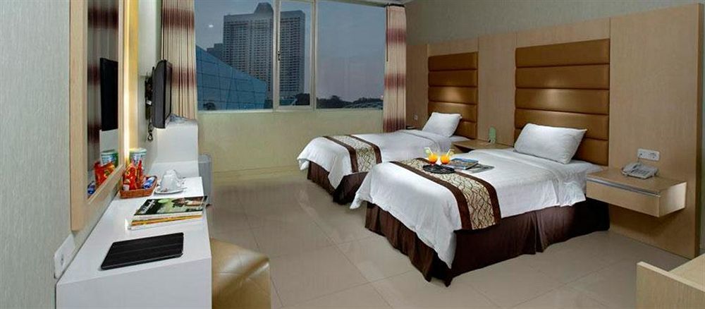 Maumu Hotel & Lounge Сурабая Екстериор снимка