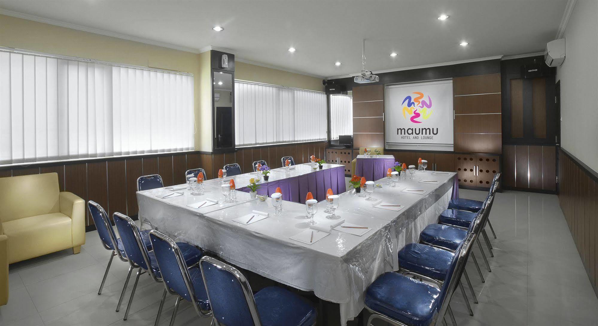 Maumu Hotel & Lounge Сурабая Екстериор снимка