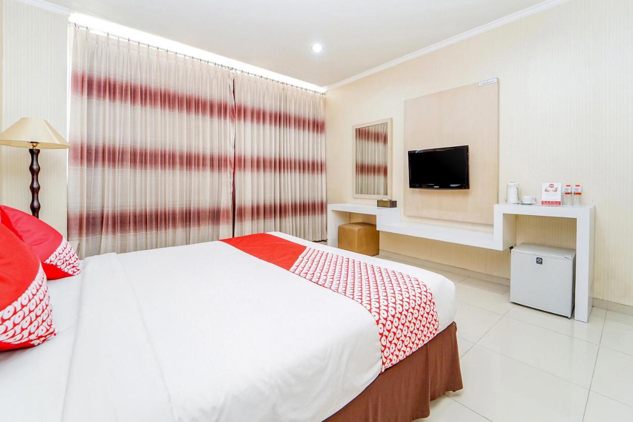 Maumu Hotel & Lounge Сурабая Екстериор снимка