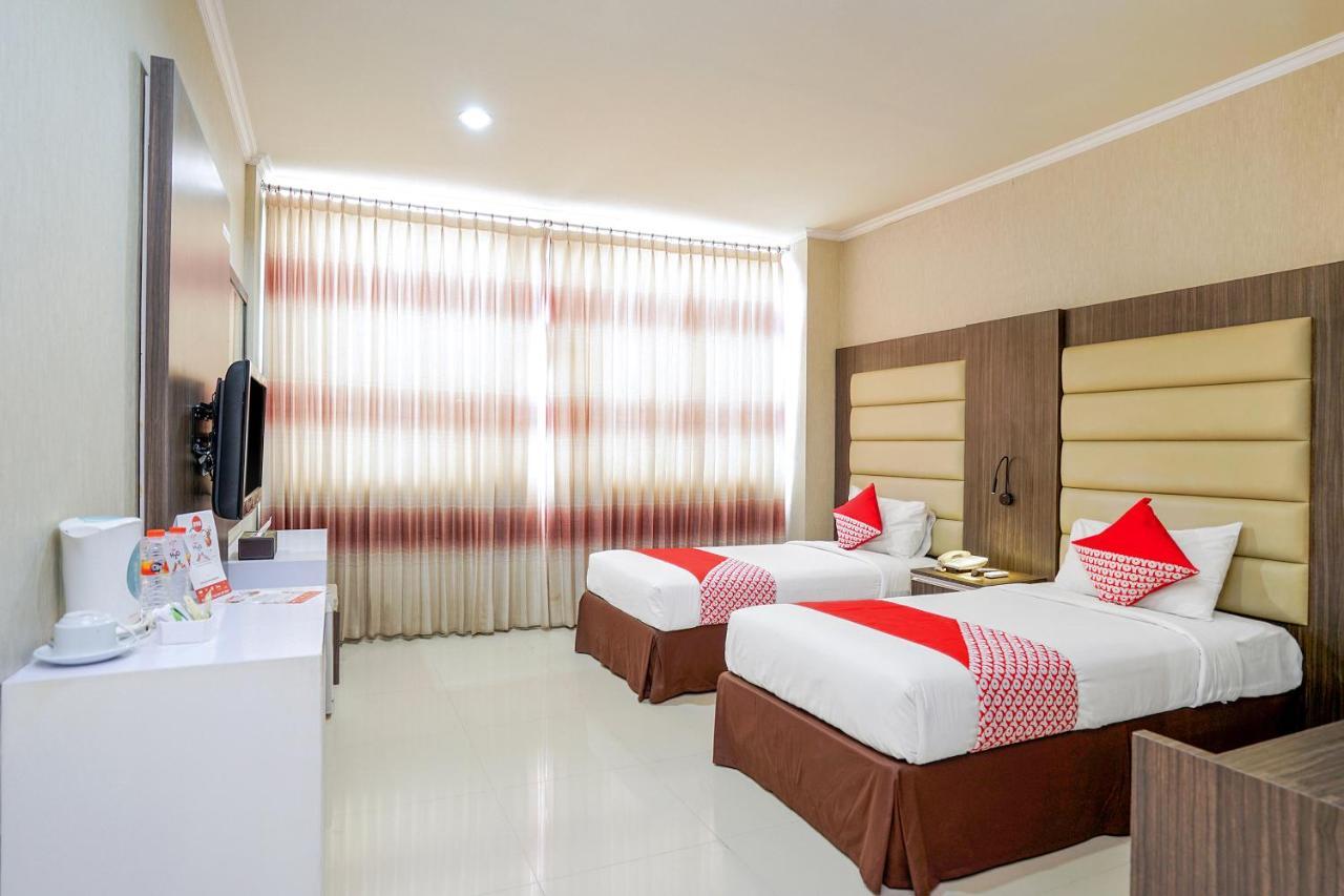 Maumu Hotel & Lounge Сурабая Екстериор снимка