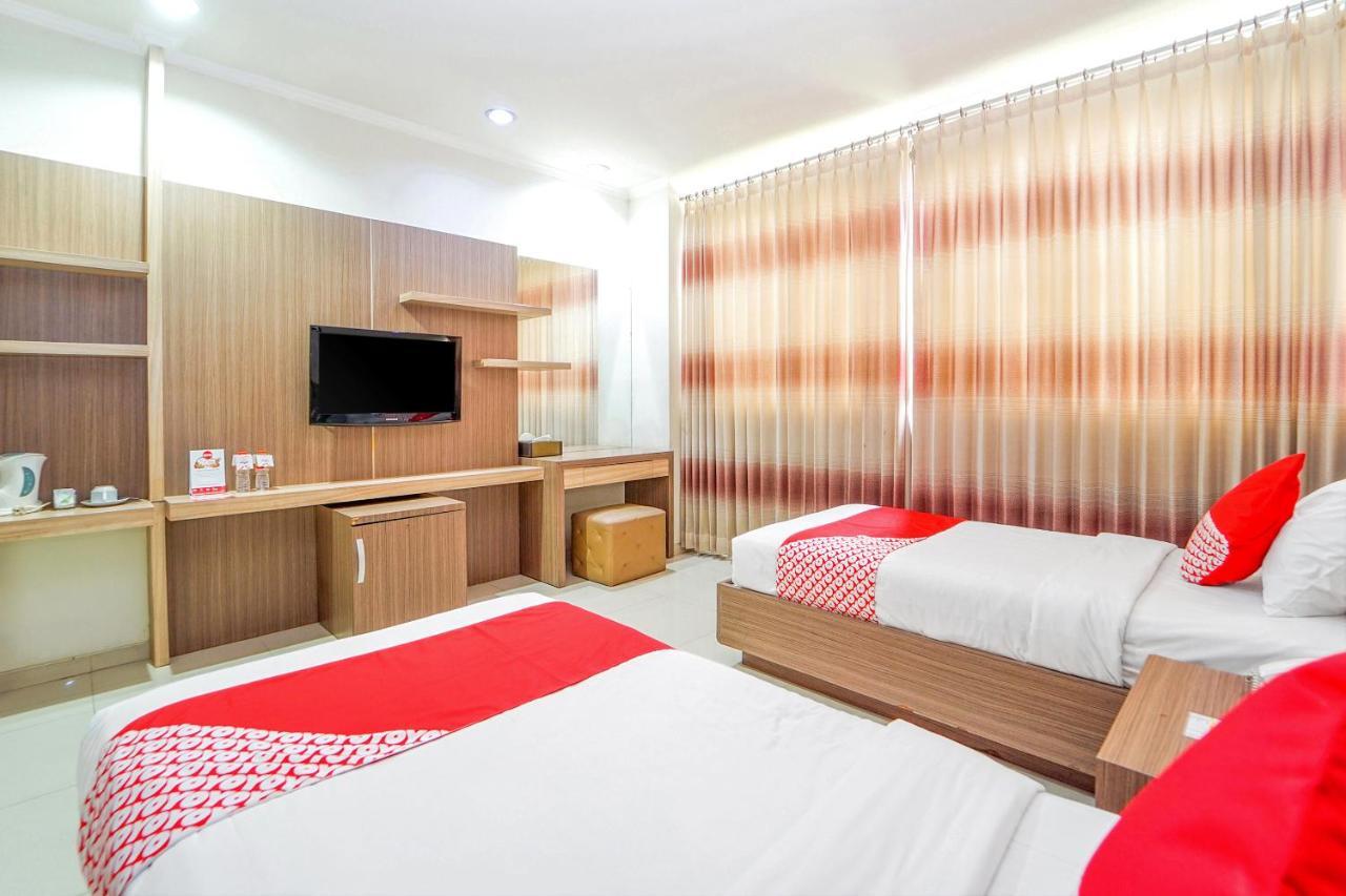 Maumu Hotel & Lounge Сурабая Екстериор снимка