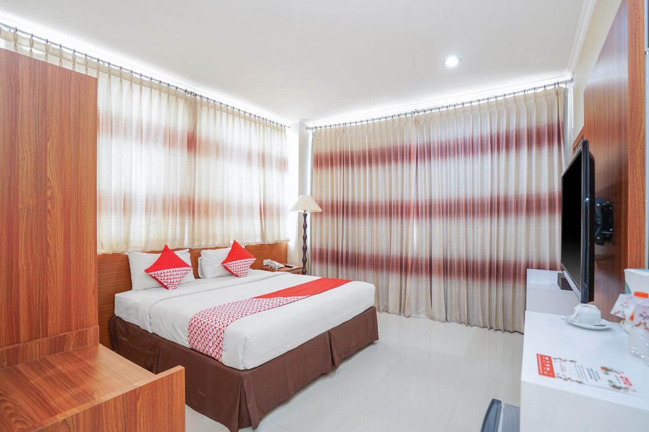 Maumu Hotel & Lounge Сурабая Екстериор снимка