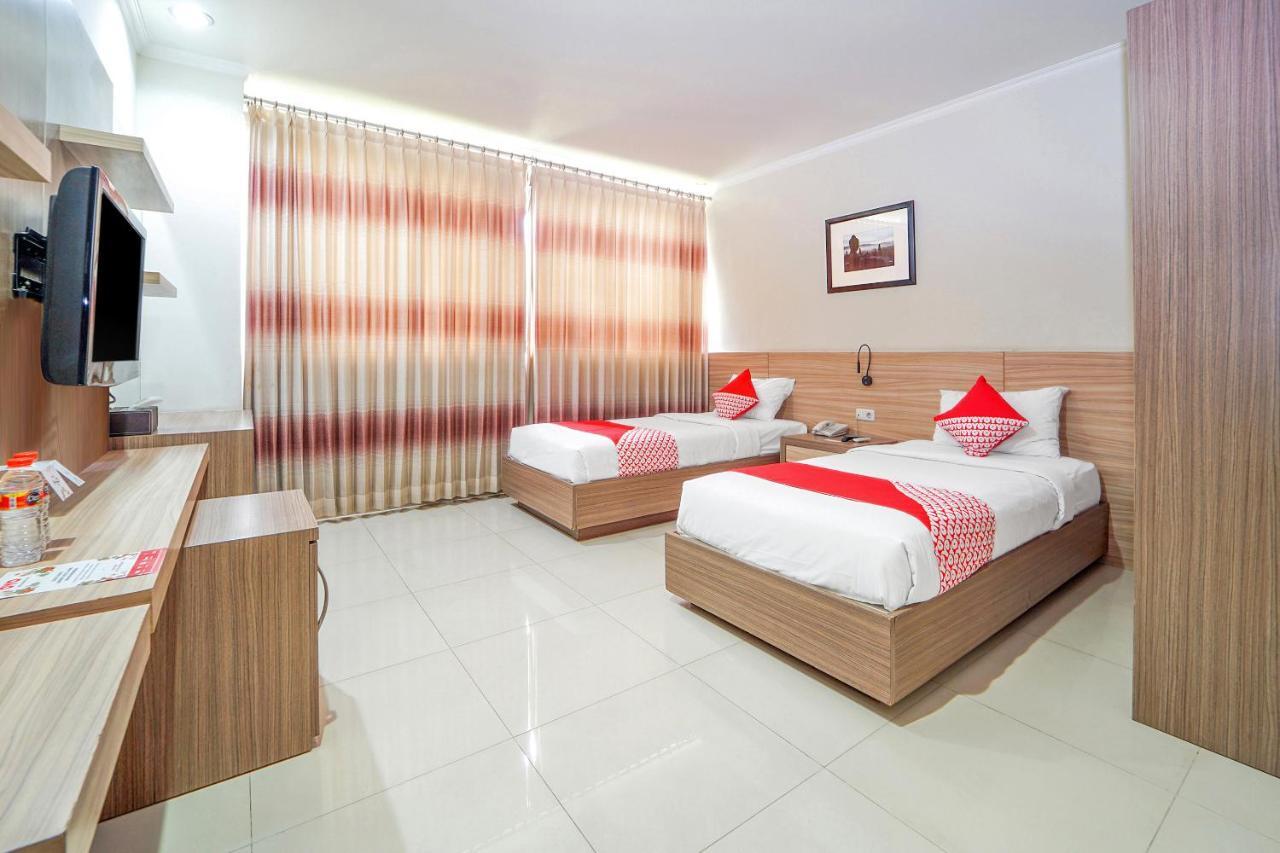 Maumu Hotel & Lounge Сурабая Екстериор снимка