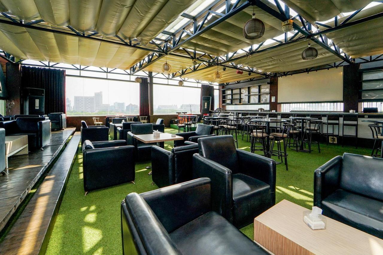 Maumu Hotel & Lounge Сурабая Екстериор снимка