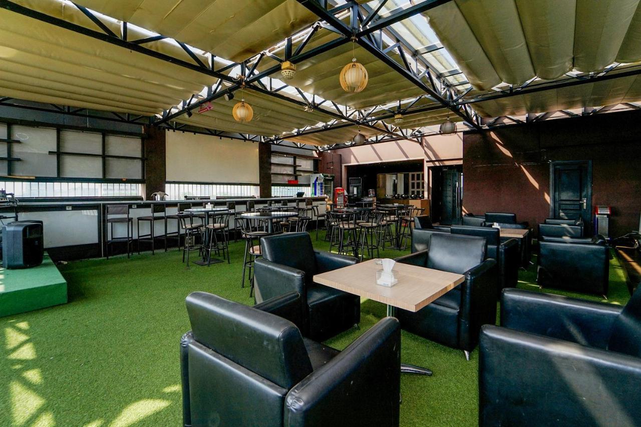 Maumu Hotel & Lounge Сурабая Екстериор снимка