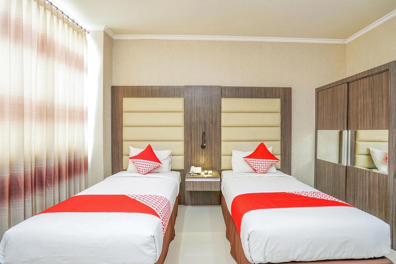Maumu Hotel & Lounge Сурабая Екстериор снимка